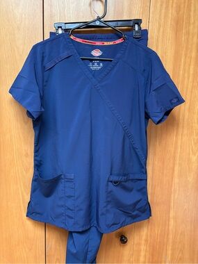 Dickies women’s Navy scrubs